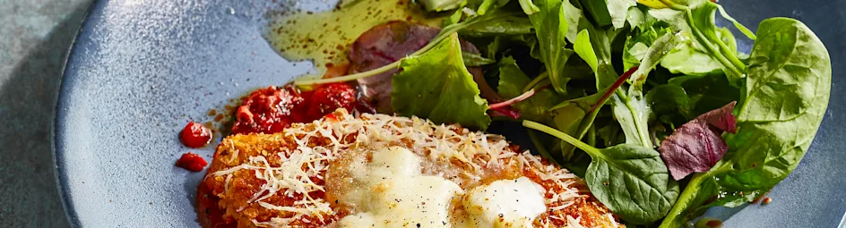 Kip parmigiana met aardappeltjes en salade