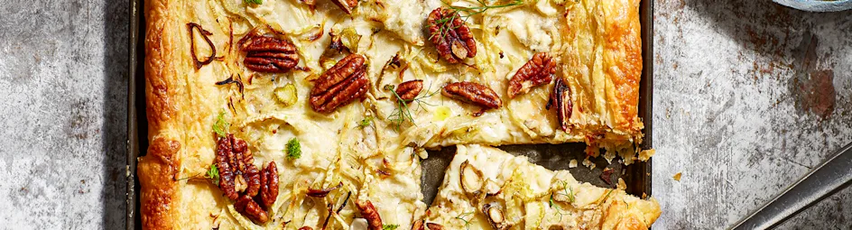 Bladerdeegtaart met gorgonzola, venkel en pecan
