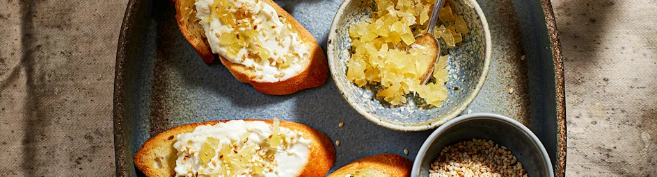 Bruschetta met gorgonzolacrème, gember en sesam