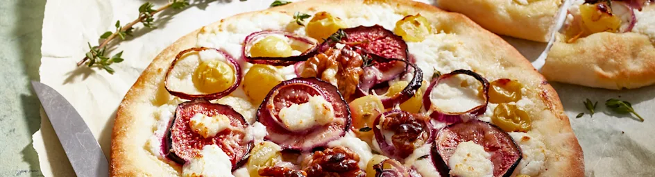 Pizza bianca met druiven, vijgen, geitenkaas en walnoten