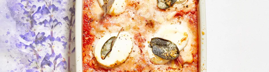 Gegratineerde kip in salie-tomatensaus