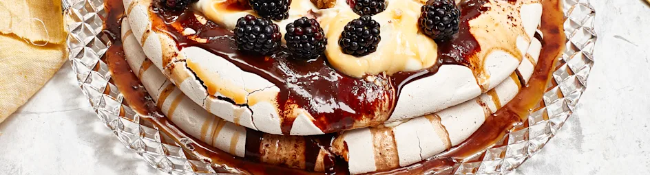 Meringata-taart met karamel en noten