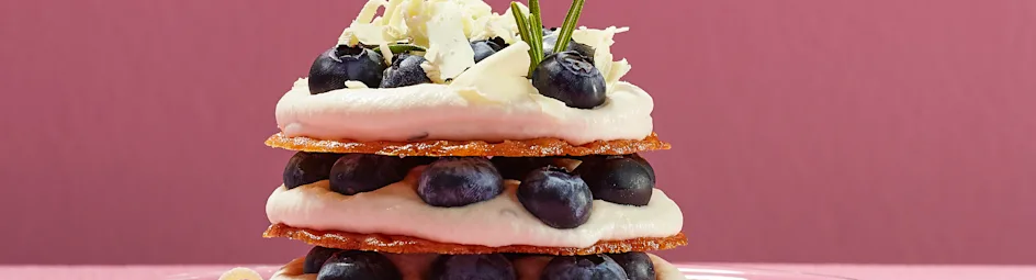 Kletskoppen met chocoladeroom, blauwe bessen en rozemarijn