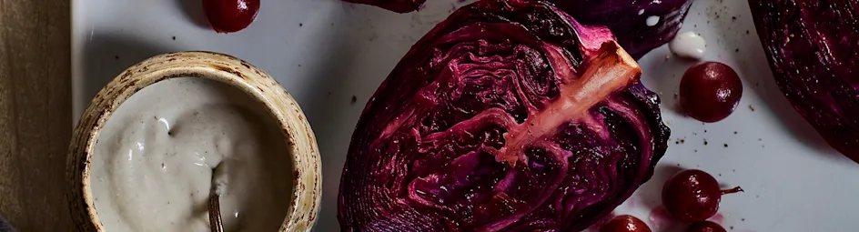 Gesmoorde rodekool met druiven en blauwekaasdressing