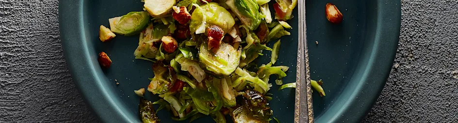 Spruitjessalade met dadels, amandelen en citrusvinaigrette