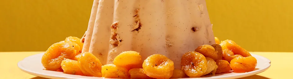 Bitterkoekjespudding met gemarineerde abrikozen