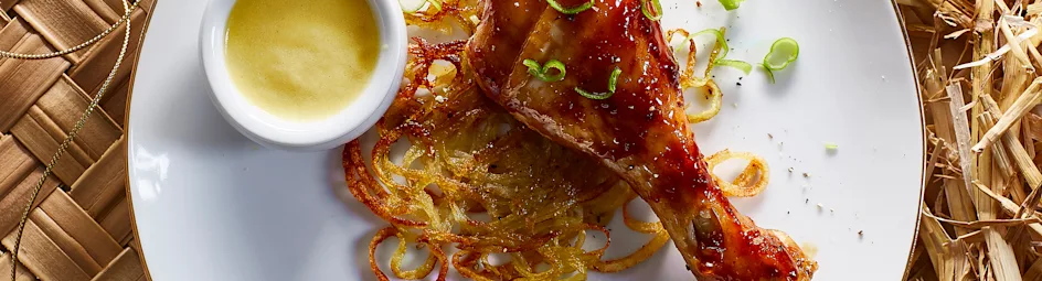Drumsticks met gouden paprikasaus en stro-rösti