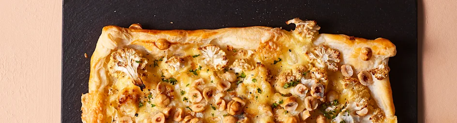 Plaattaart met geroosterde bloemkool, hazelnoten en blauwe kaas