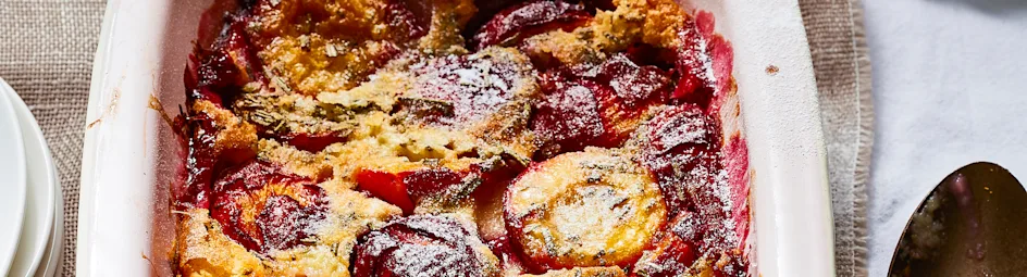 Pruimenclafoutis met rozemarijn