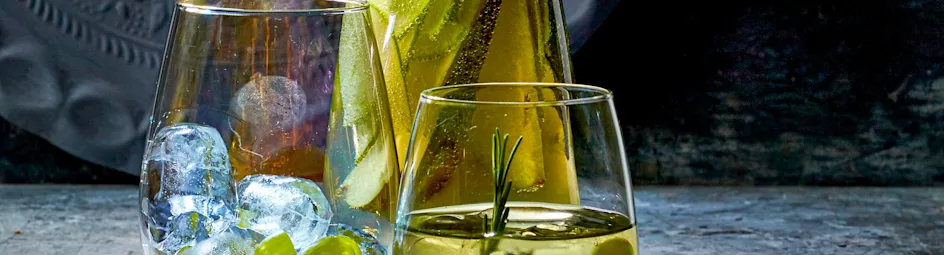 Witte sangria met appel, peer en rozemarijn
