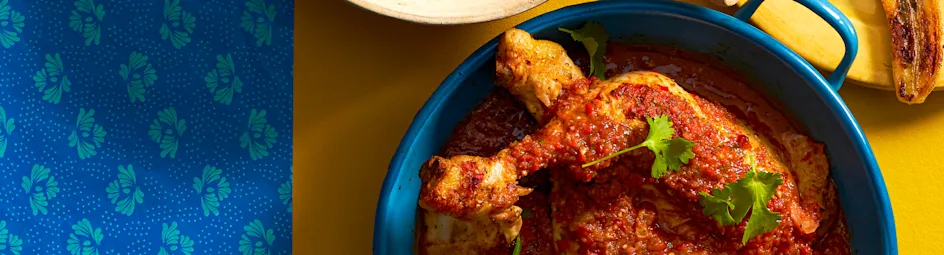 Kruidige kip met banaan en avocado