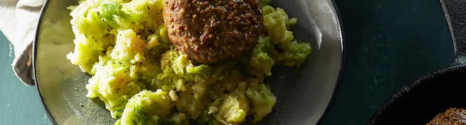 Spruitjesstamppot met cajun-gehaktballen