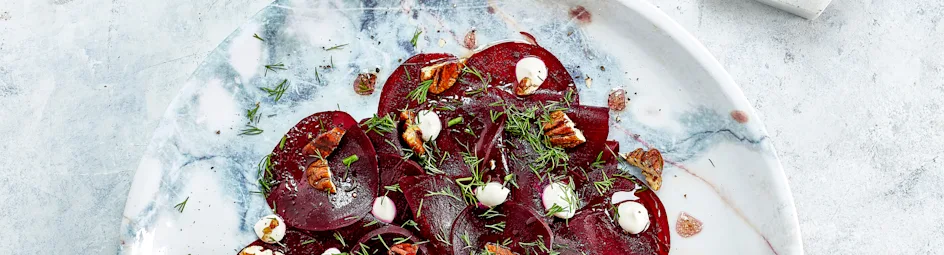Bietencarpaccio met gekaramelliseerde pecannoten en geitenkaas