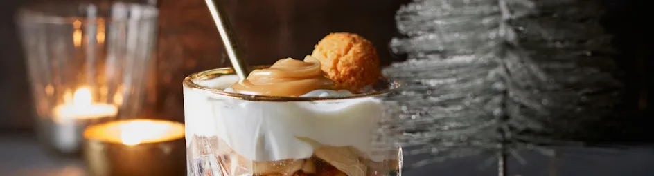 Roomijs met bitterkoekjes, banaan en fudgesaus