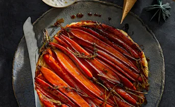 Wortel-tarte Tatin met kruiden-crème fraîche
