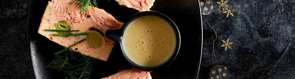 Zalmterrine met prei en wittewijnsaus