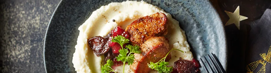 Varkenshaas met sinaasappel en pruimen op selderijpuree