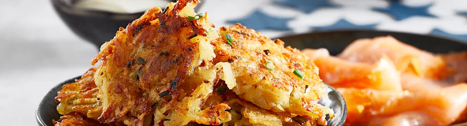 Latkes met gerookte zalm en bieslookroom