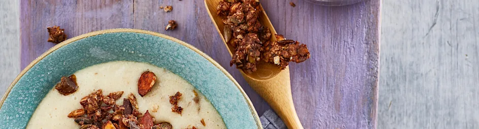 Griesmeelpap met dadels en homemade granola