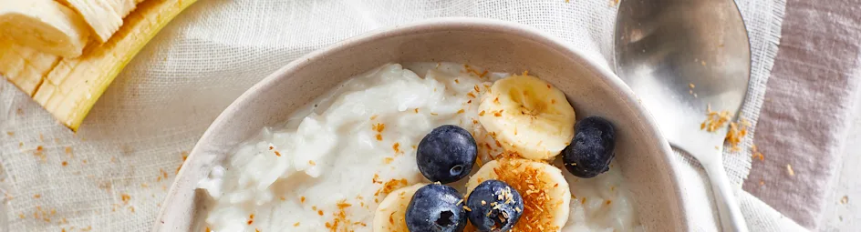 Rijstepap met kokos, banaan en bessen