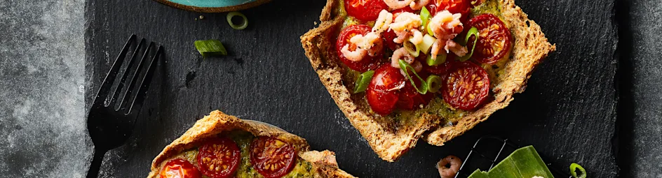 Garnalentaartje met tomaat en bosui