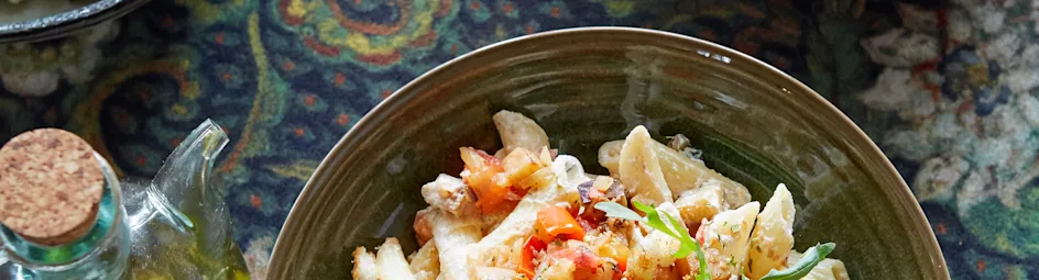 Pasta met aubergine, paprika en tomaat