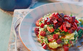 Spinaziestamppot met gegrilde paprika en knapperige chorizo