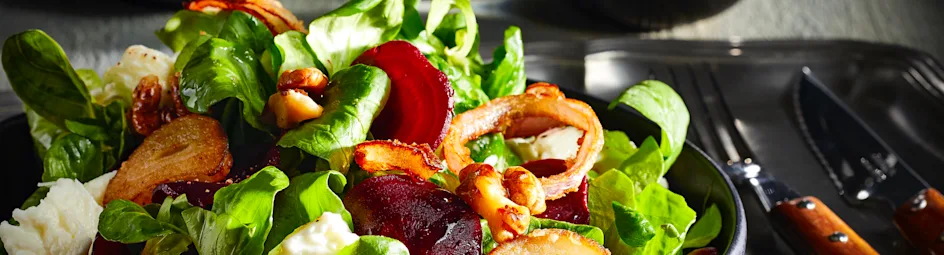 Salade met knapperige sjalot, biet en walnoten