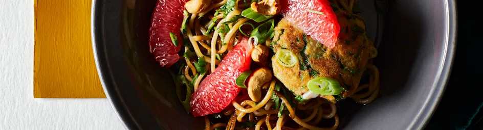 Zalmkoekjes met noedels en grapefruit