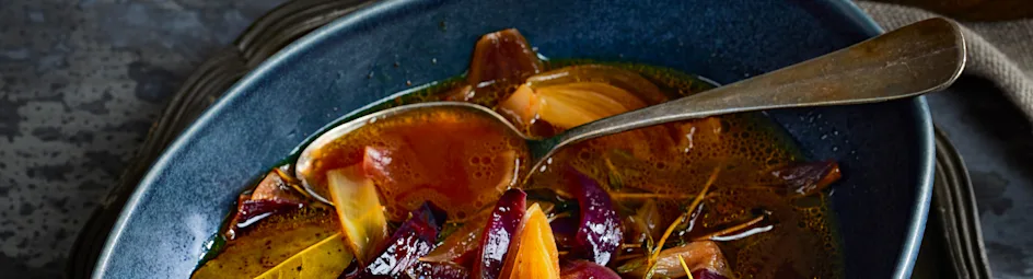 Rode-uiensoep met balsamico en geitenkaascrostini