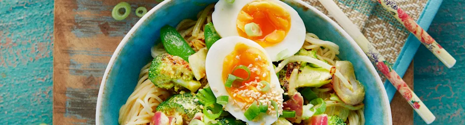 Noedels met wokgroenten in kerrie-kokossaus