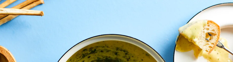 Kaasfondue met pesto en zongedroogde tomaatjes