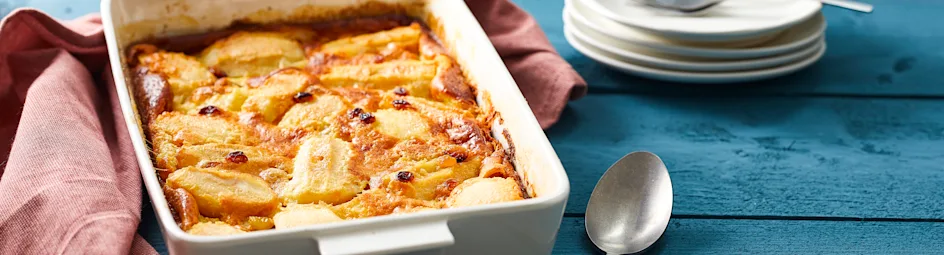 Appel-rozijnenclafoutis met sinaasappelroom