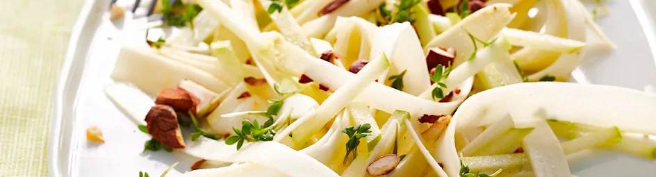 Salade van rauwe witte asperges met appel en amandel