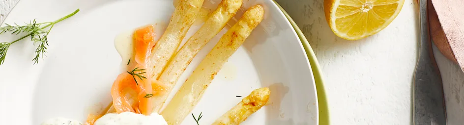 Witte asperges met gerookte zalm en kappertjessaus