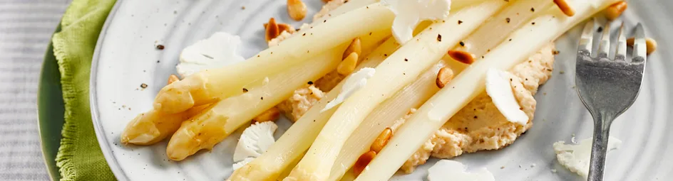 Asperges met bloemkool, sjalot en pijnboompitten