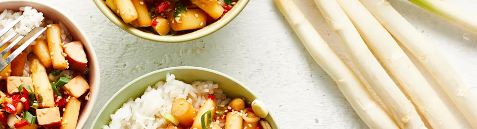 Gewokte witte asperges met gerookte kip