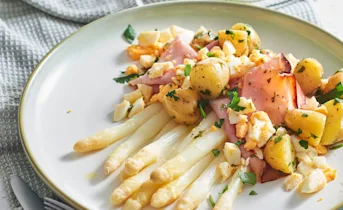 Asperges met krieltjes, ham en ei