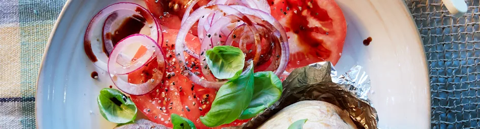 Gepofte gevulde aardappel met tartaar en tomatensalade