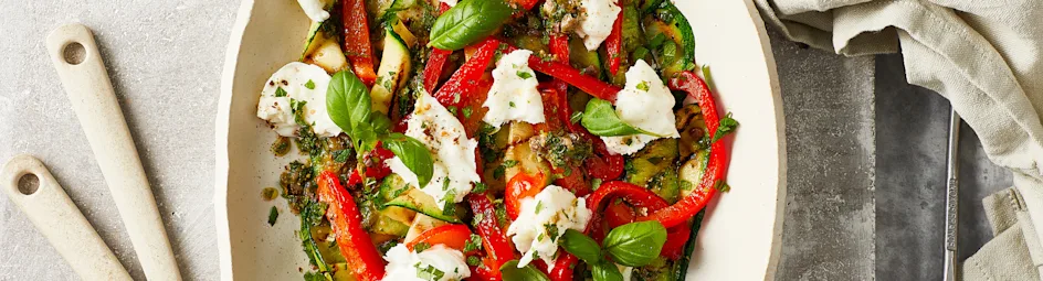 Courgettesalade met gepofte paprika en mozzarella