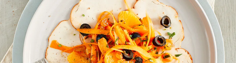 Wortel-sinaasappelsalade met gerookte kip