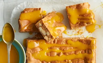 Hazelnoot-blondies met advocaat-glazuur