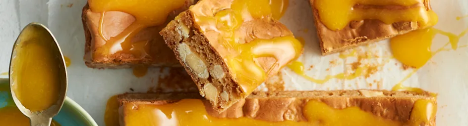 Hazelnoot-blondies met advocaat-glazuur