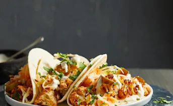 Bloemkooltaco's met curtido en jalapeñosaus