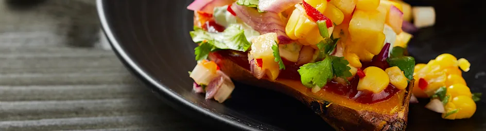 Gepofte zoete aardappel met maissalsa