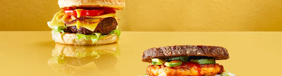 Visburger met avocado en koolsla