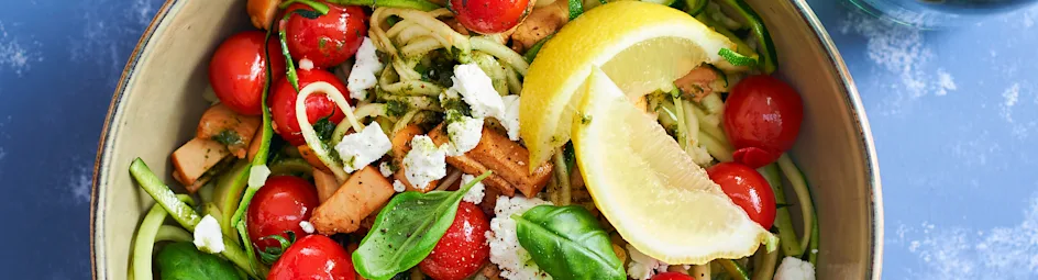 Courgettetagliatelle met tomaat, gerookte kip en geitenkaas