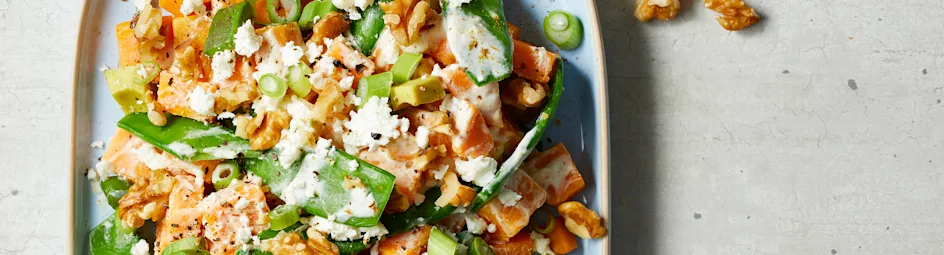 Zoete-aardappelsalade met peultjes, feta en walnoten