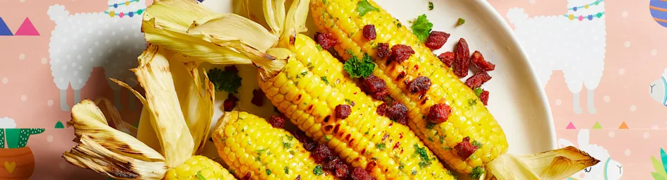 Maiskolven met peterselieboter en chorizo