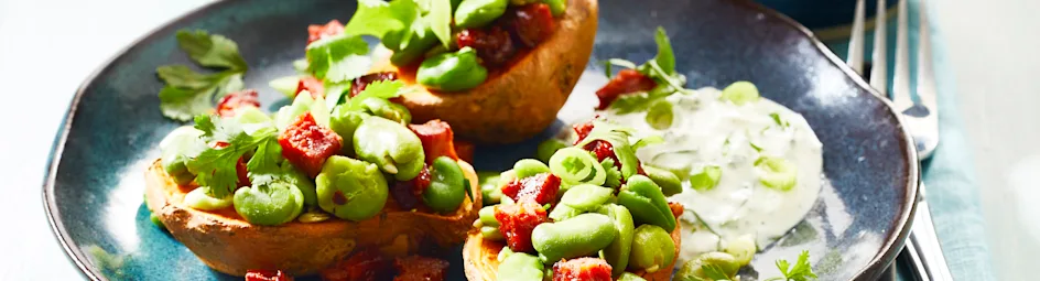 Zoete aardappel met geroerbakte tuinbonen en chorizo